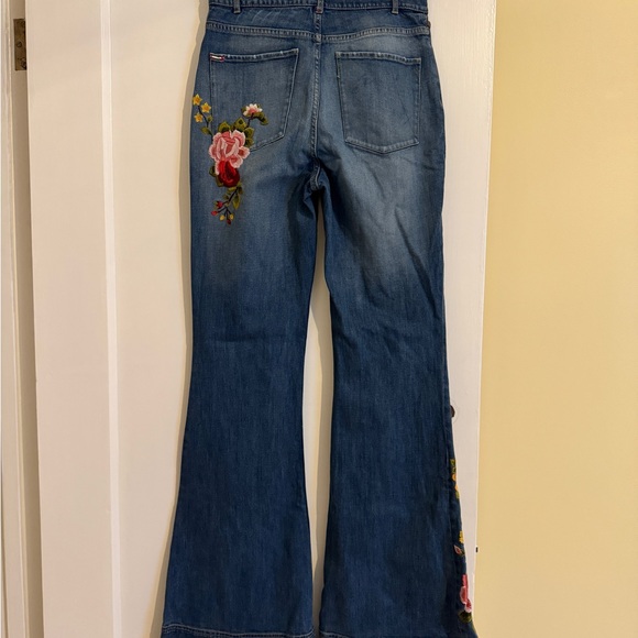SUPER RARE & HARD TO FIND Alice + Olivia Riley Floral Embroidered Jeans - Picture 2 of 3